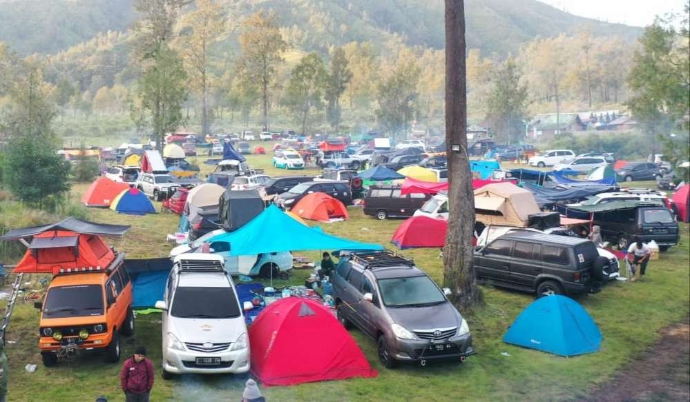 Anggota Komunitas Camper Van Jawa Timur melakukan camping di kawasan Pal Tuding (foto: Istimewa)