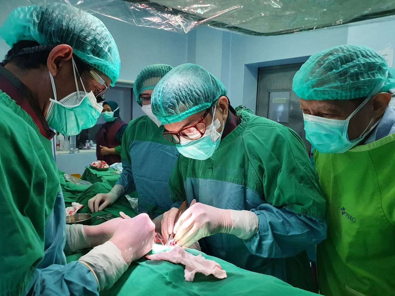 tindakan intervensi medis metode TEVAR (Thoracic Endovascular Aortic Repair) pada penanganan pasien dengan kondisi pembesaran pembuluh darah jantung (aneurisma aorta). (Foto: istimewa)