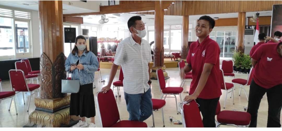 Pelatih Persedikab Kediri Tony Ho bersama istri dan pemain (Fendhy Plesmana/Ngopibareng.id)