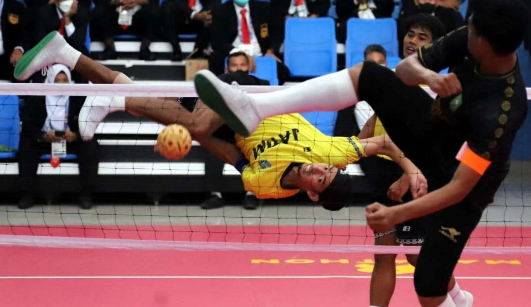 Atlet Sepak Takraw Jatim (kuning) melakukan serangan ke arah permainan Papua di GOR Trikora Universitas Cendrawasih, Jayapura, Selasa 28 September 2021. (Ilustrasi/ Foto: KONI Jatim)