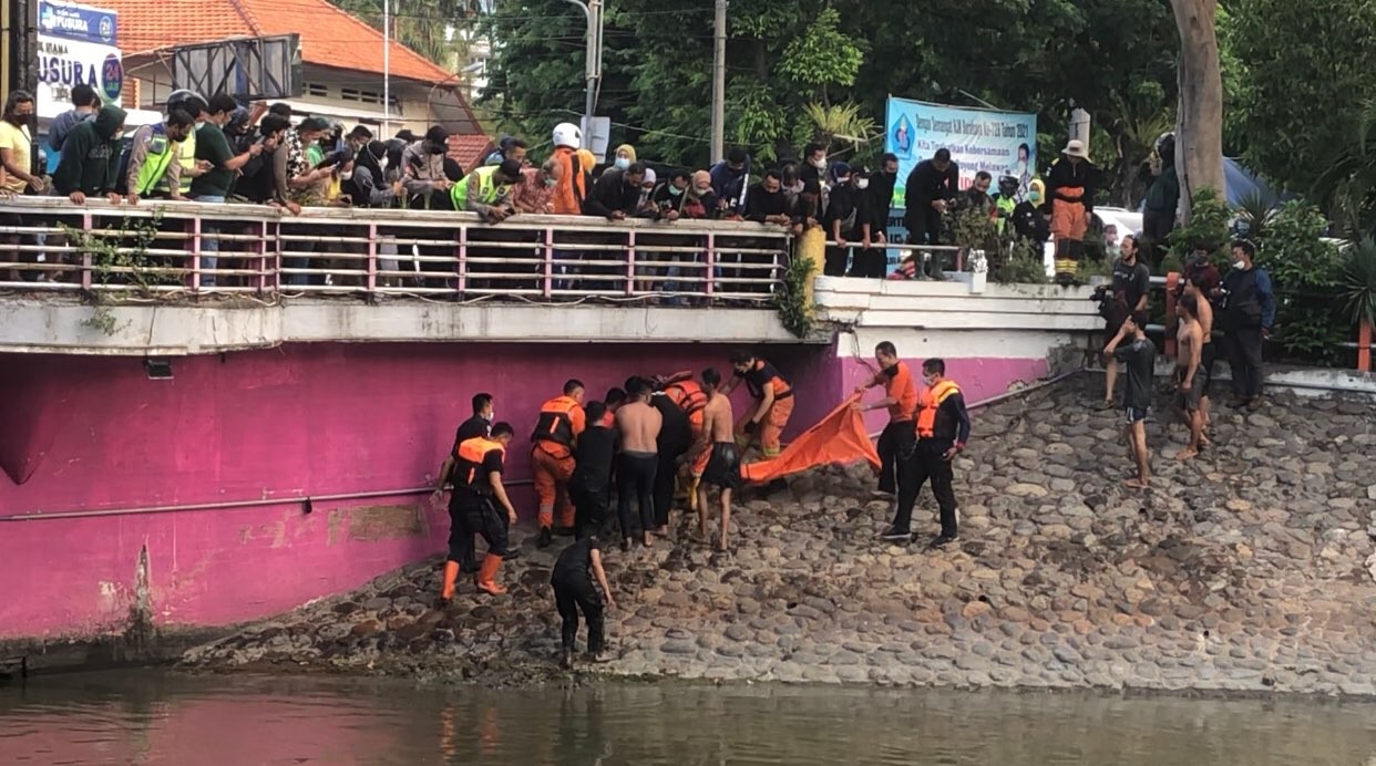 Proses evakuasi jenazah korban. (Foto: Andhi Dwi/Ngopibareng.id)