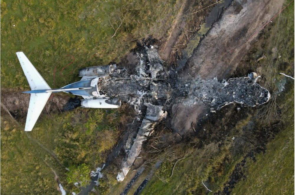 Pesawat yang melayani penerbangan pribadi dengan 18 penumpang dan 3 kru terjatuh dan terbakar habis di Texas. Namun seluruh penumpang selamat. (Foto: washingtonpost)