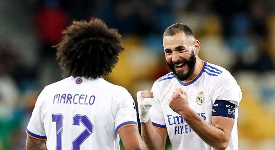 Karim Benzema merayakan golnya ke gawang Shakhtar Donetsk bersama Marcelo. (Foto: Twitter/@realmadrid)