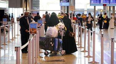 Perempuan boleh pakai bikini, juga memeluk pasangan bukan muhrim, sebagai aturan baru yang berlaku di Pantai Arab Saudi, 17 Oktober 2021. (Foto:afp)