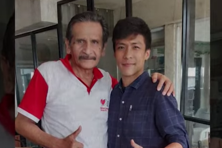 Aktor Piet Pagau (kiri) dengan putra kandungnya, Romeo Bamby Cardino yang terpisah 27 tahun.(Foto: Tangkapan layar YouTube Cumicumi)