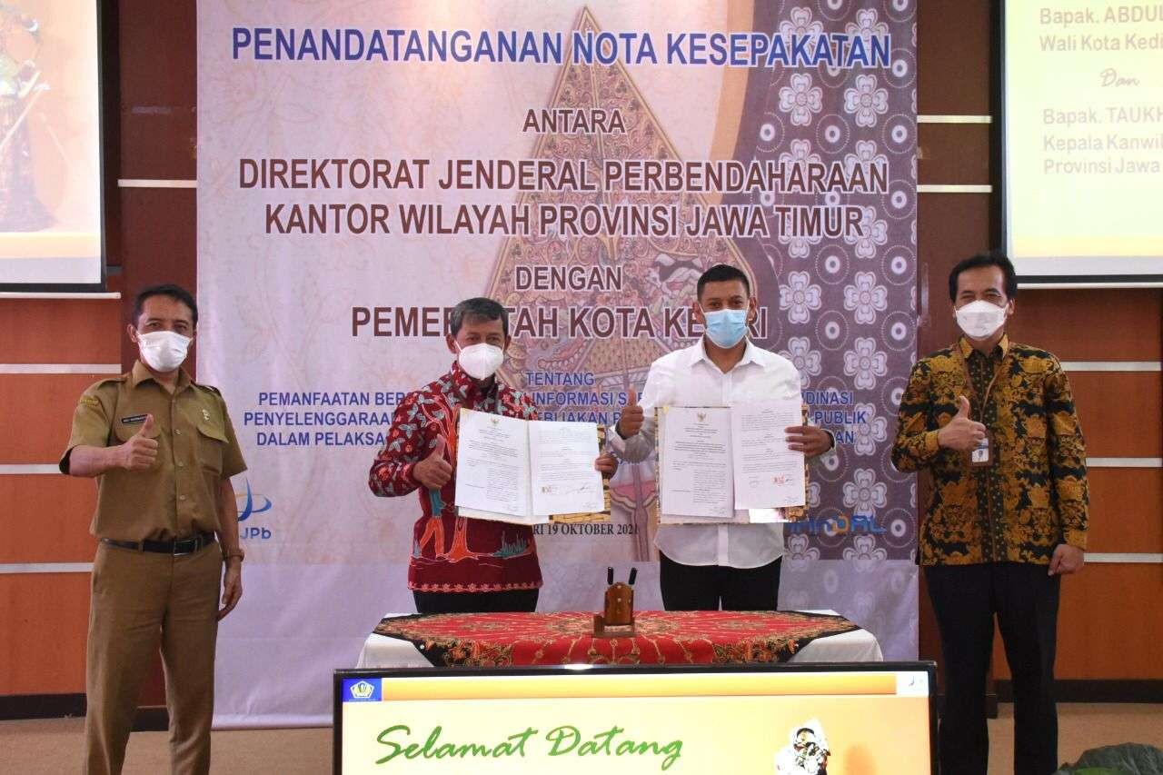 Walikota Kediri Abdullah Abu Bakar tanda tangan Nota Kesepakatan, Data dan Informasi lebih mudah diakses untuk dasar pengambilan kebijakan. (Foto: Istimewa)