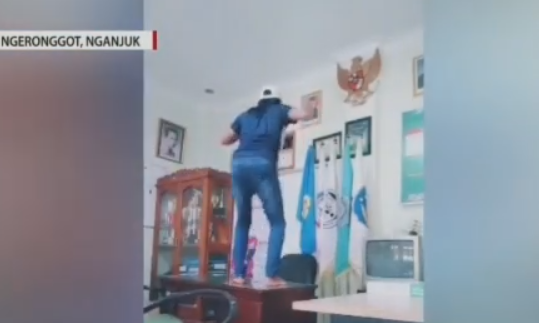 Kasun yang berjoget di atas meja kepala desa setempat itu kini mendapat sanksi dari Inspektorat Pemkab Nganjuk. (Foto: Citra TV)