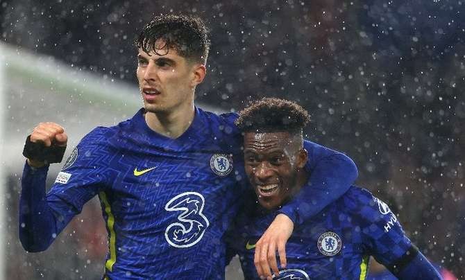 Kai Havertz dan Callum Hudson Odoi merayakan kemenangan Chelsea atas Malmo. (Foto: Twitter/@ChelseaFC)