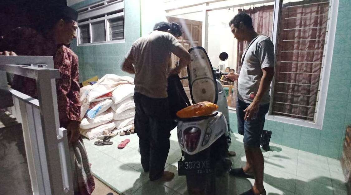 Petugas mengecek sepeda motor yang ditemukan warga di perbatasan Kelurahan Boyolangu dengan Desa Kemiren (foto: Muh Hujaini/Ngopibareng.id)