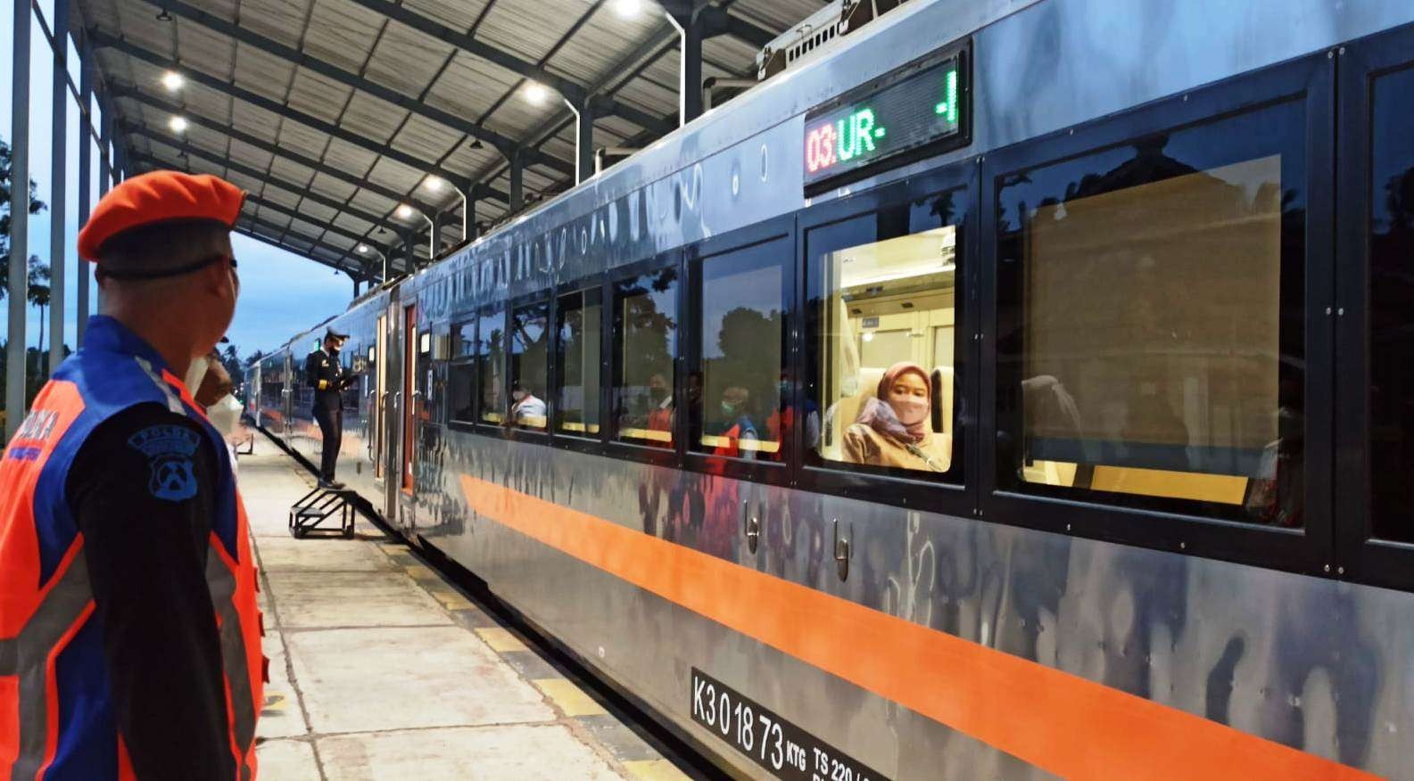 Aktivitas perjalan kereta api di Stasiun Ketapang, Banyuwangi (foto: Muh Hujaini/Ngopibareng.id)