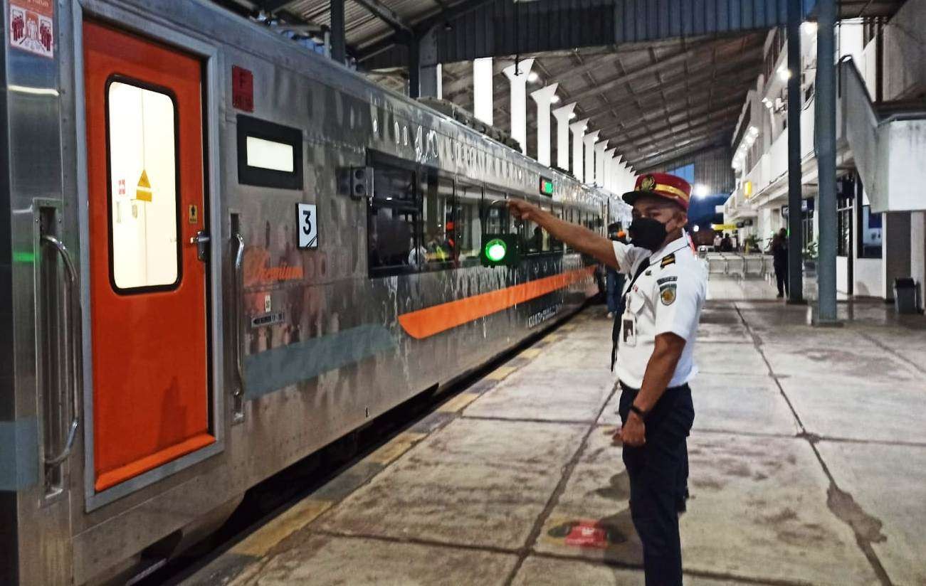 Aktivitas di Stasiuan Kereta Api Ketapang, Banyuwangi (foto: Muh Hujaini/Ngopibareng.id)