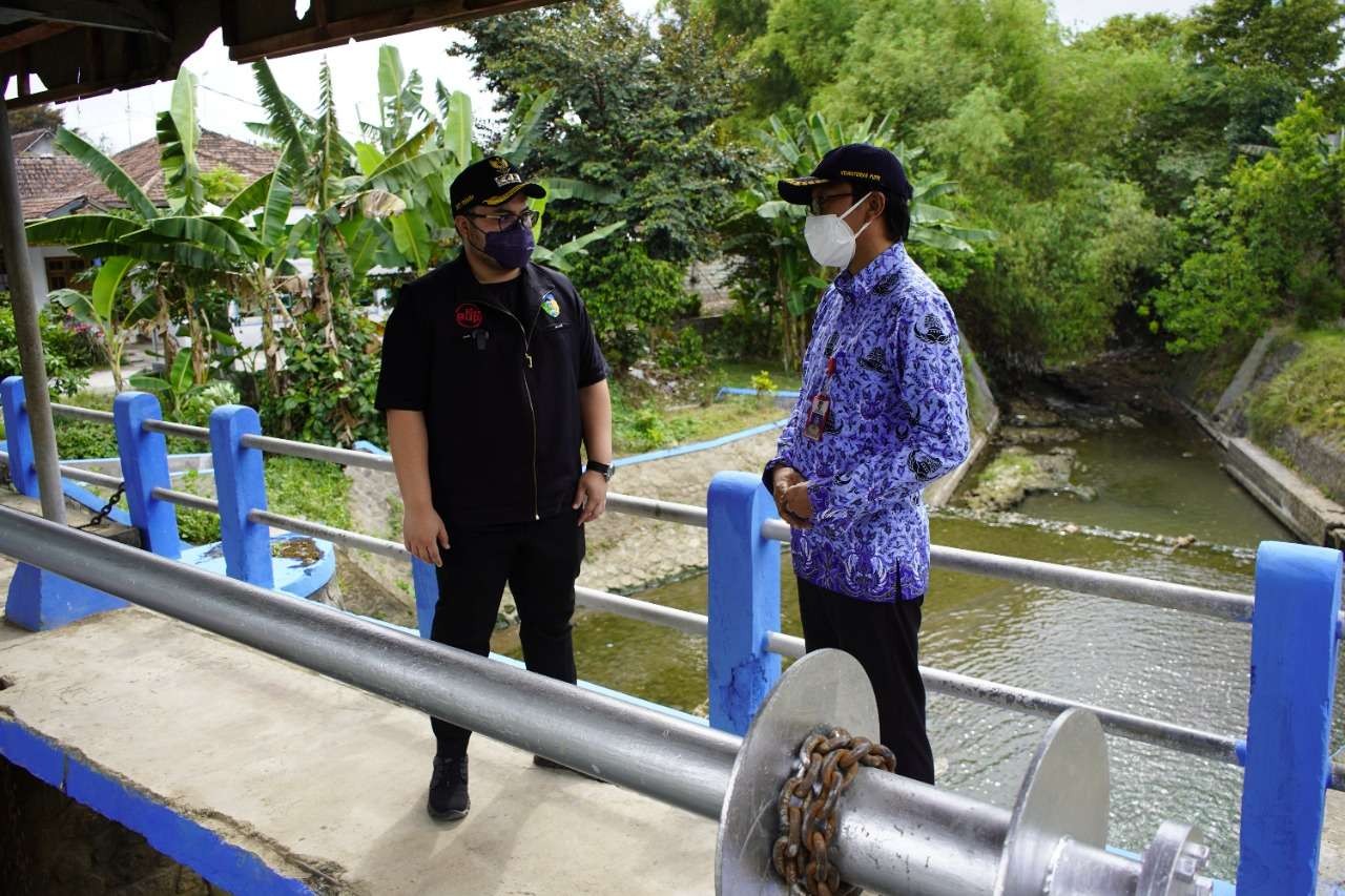 Bupati Kediri Kediri saat meninjau salah satu pintu air yang bermasalah sehingga menyebabkan banjir. (Foto: Istimewa)