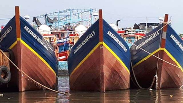 Ilustrasi tulisan Perpres Pelra (Bukan) Tempat Berlabuh Kapal Rakyat. Kapal-kapal Pelra bersandar di Pelabuhan Pekalonga. (Foto:Radar)