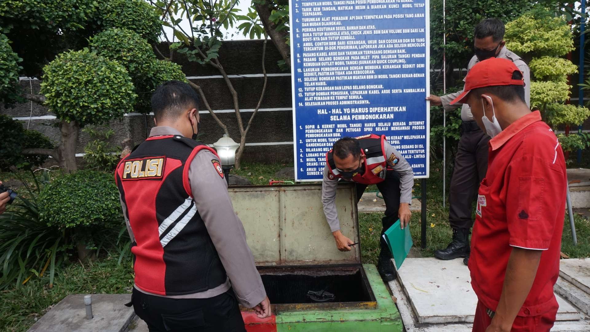 Polisi cek ketersediaan BBM di SPBU Gajah Mada Kota Mojokerto.(Foto: Deni Lukmantara/Ngopibareng.id)