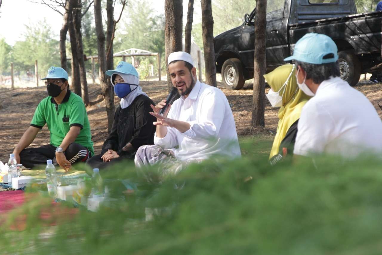 Walikota Hadi Zainal Abidin (tengah) saat sosialisasi soal lingkungan dan penanggulangan pencemaran di Pantai Permata. (Foto: Ikhsan Mahmudi/Ngopibareng.id)