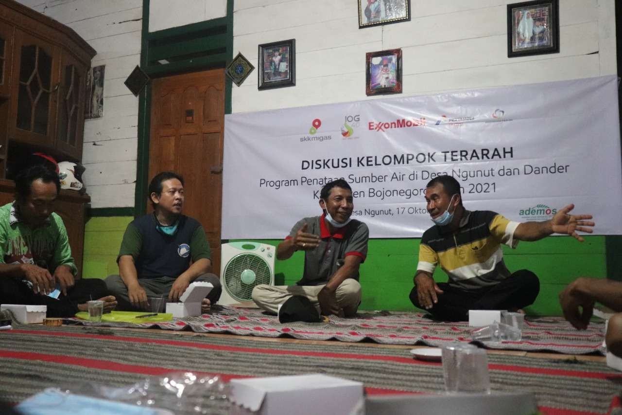 FGD Timlak Pembangunan Sumber Air desa Ngunut dan Desan Dander. (Foto: Ademos)n