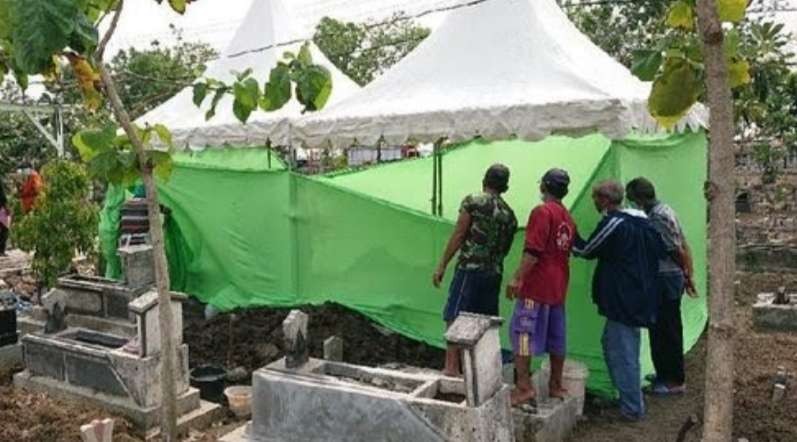 Pembongkaran makam santri bernama Galang Tatkkaryaka Raisaldi di Lamongan, Jawa Timur. (Foto: Istimewa)