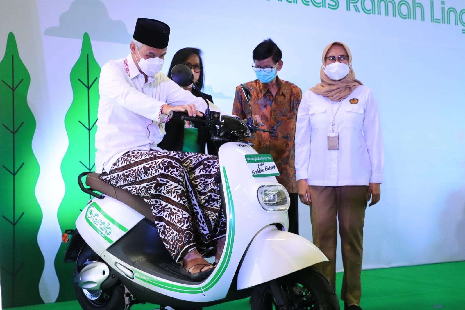 Ganjar meninjau meninjau pabrik dan serah terima kendaraan listrik buatan Viar Jawa Tengah. (Foto: Dok Jateng)