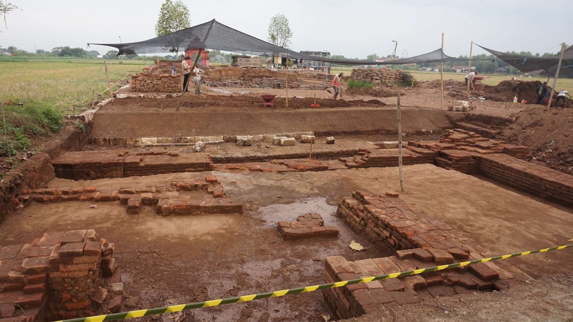 Struktur bata yang ditemukan BPCB Jatim di Candi Tribhuwana Tunggadewi, Mojokerto, Jawa Timur. (Foto: Deni Lukmantara/Ngopibareng.id)