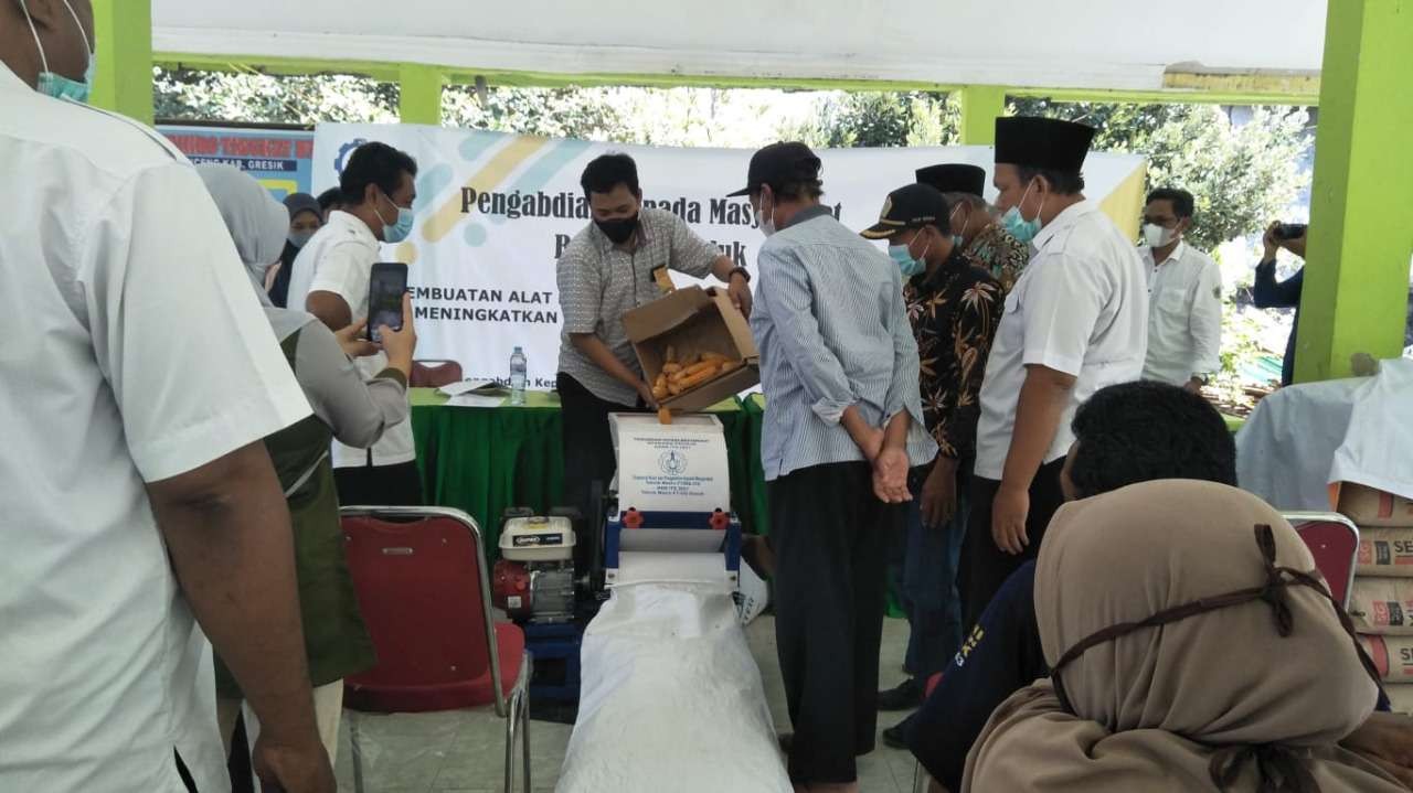 Demo mesin pemipil jagung otomatis di depan para petani jagung Gresik. (Foto: Istimewa)