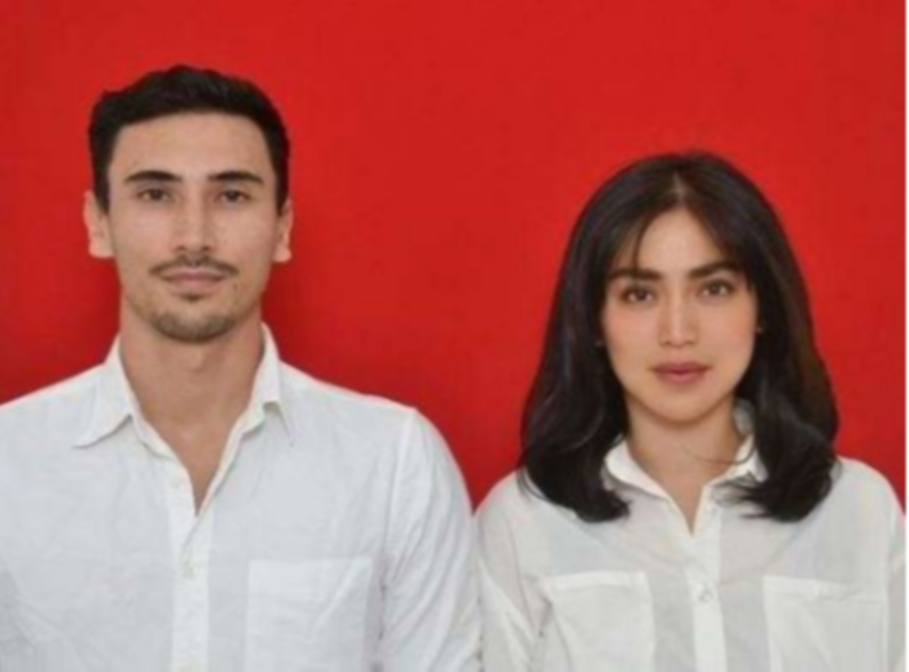 Foto pasangan Jessica Iskandar dan Vincent Verhaag khas di buku nikah. (Foto: Instagram)