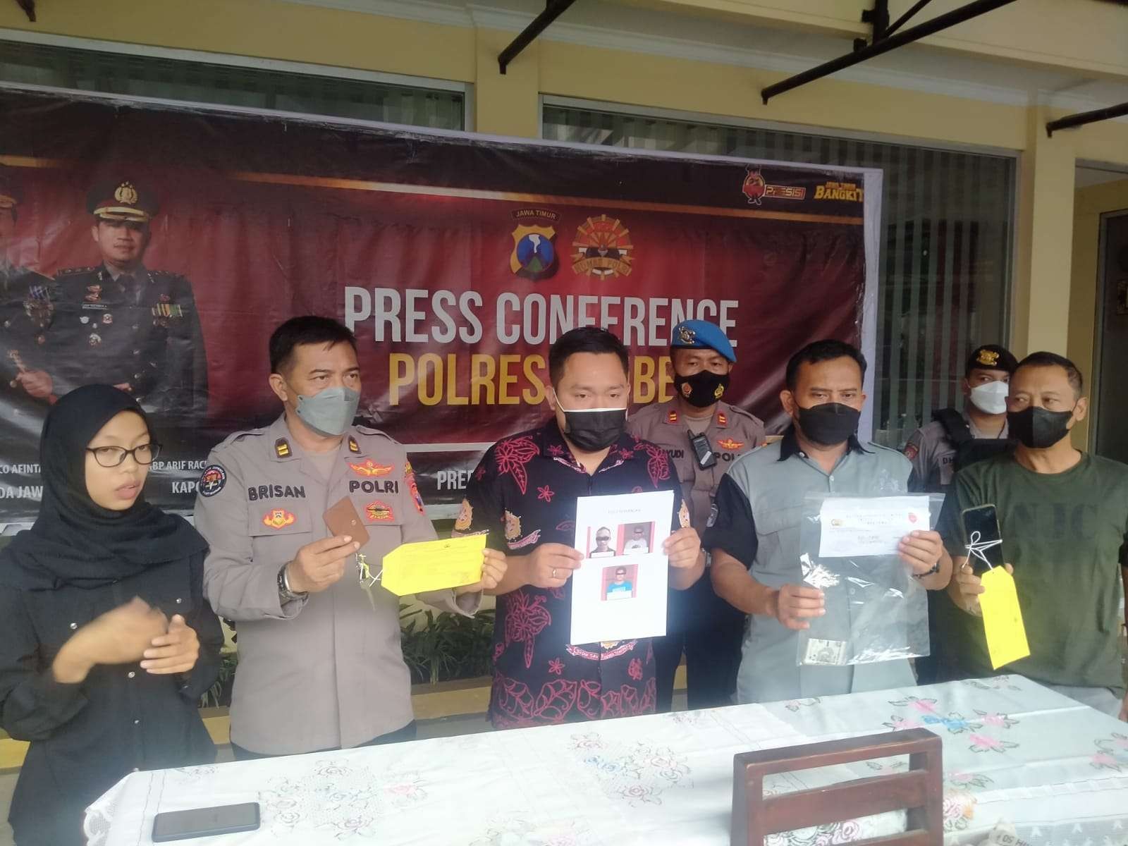 Kasatreskrim Polres Jember AKP Komang Yogi Arya Wiguna memaparkan kasus pengecer pupuk bersubsidi ilegal (Foto:Rusdi/ngopibareng.id)