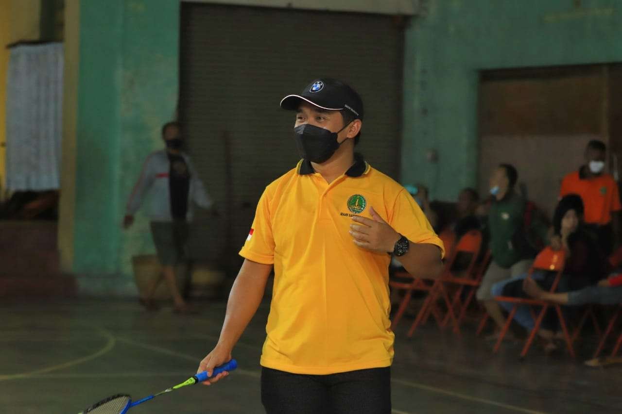 Wakil Walikota Pasuruan Adi Wibowo mencoba raket dalam pembukaan Hari Santri. (Foto: Dokumentasi Dinas Kominfo Kota Pasuruan)