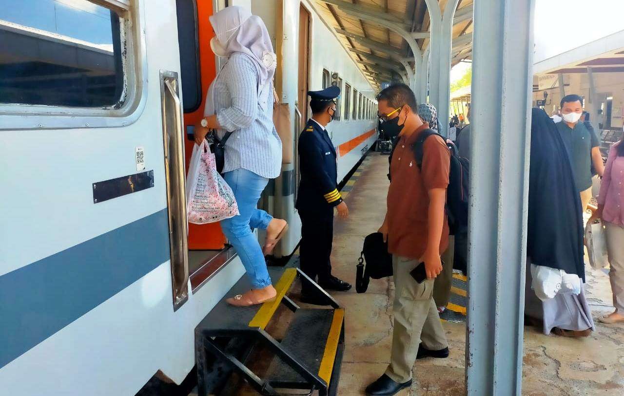 Sejumlah penumpang sedang memasuki Kereta Api (foto:istimewa)