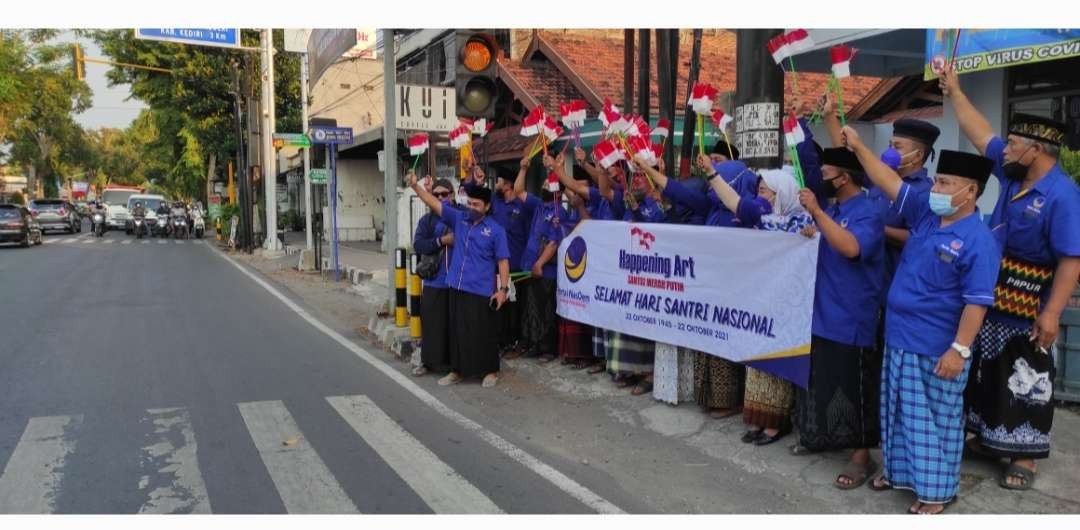 Peringati Hari Santri, Nasdem Kabupaten Kediri bagikan 700 bendera Merah putih (fen/ngopibareng.id)