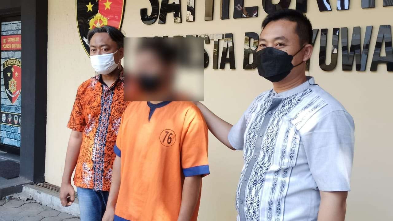 Pria pelaku onani sambil naik sepeda motor diamankan di Polresta Banyuwangi (Foto: Muh Hujaini/Ngopibareng.id)