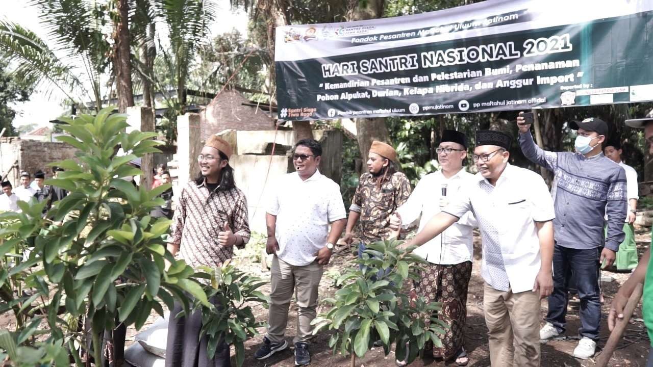 Hari Santri 2021, dimaknai dengan penanaman 100 pohon di Ponpes Jatinom Blitar, menuju kemandirian santri dan pelestarian bumi. (Foto: Istimewa)