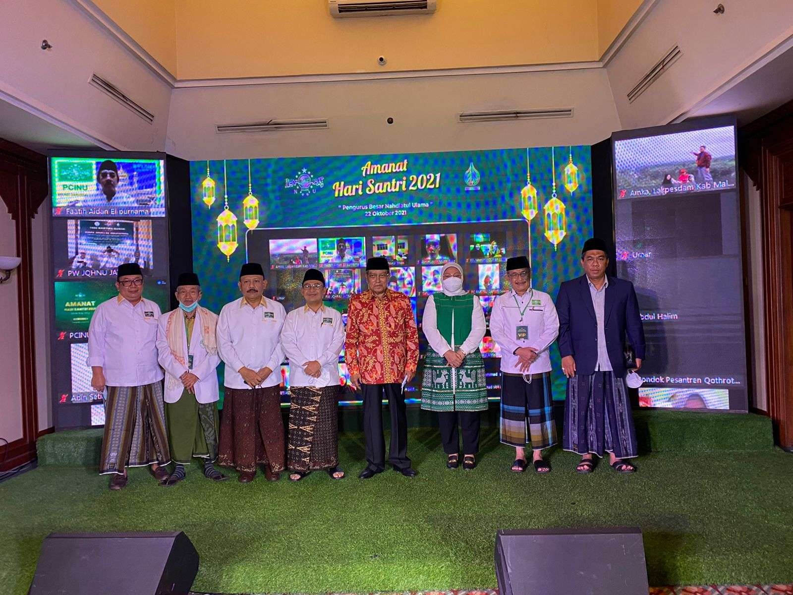 Menaker Ida Fauziah bersama Ketua Umum PBNU Prof. Dr. KH Said Aqil Siroj, Ketua RMI KH Abdul Ghoffar Rozin, dan para kiai serta pengurus PBNU. (Foto: Istimewa)