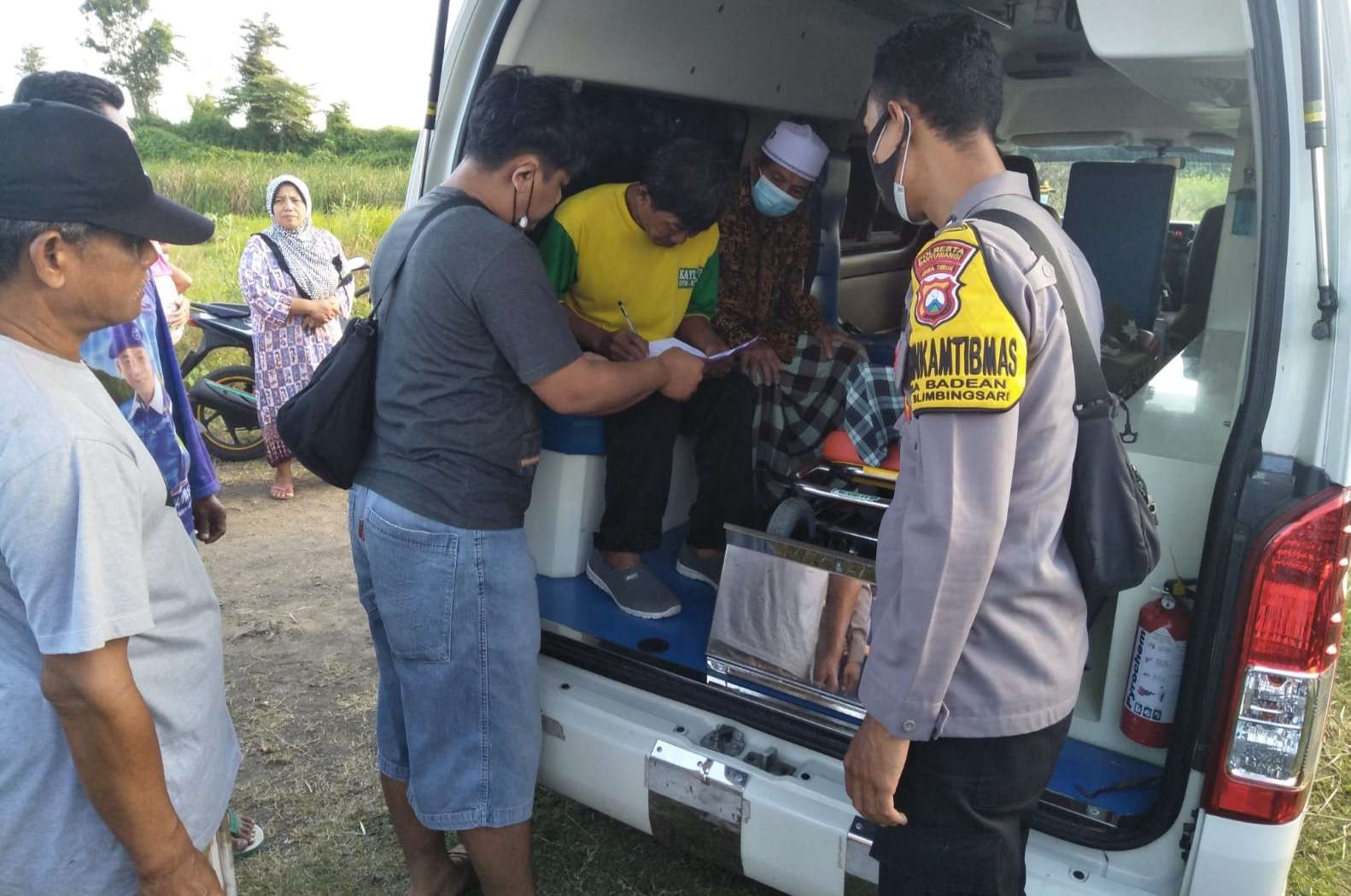 Jenazah korban dievakuasi dengan ambulance untuk dibawa ke rumah duka (Foto: Istimewa)