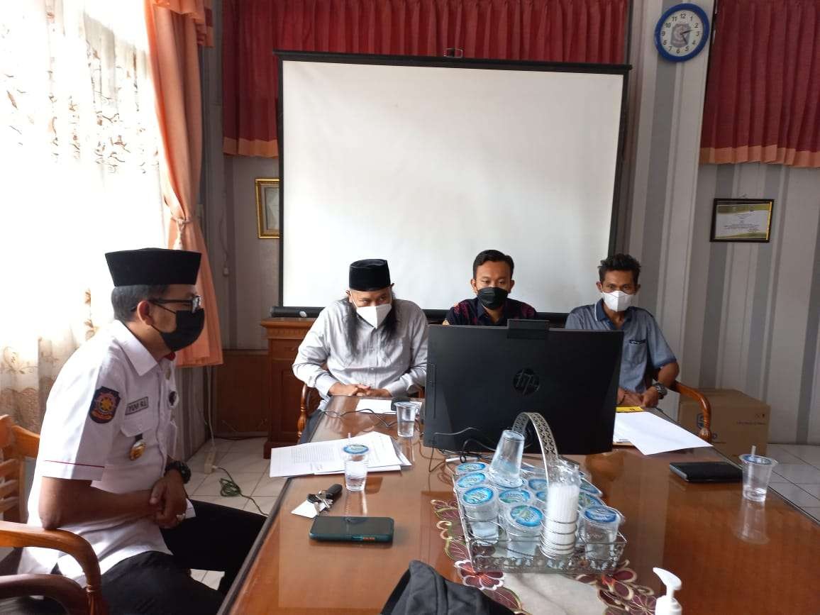 Terdakwa didampingi sejumlah saksi mengikuti sidang putusan secara daring. (Foto: Istimewa)