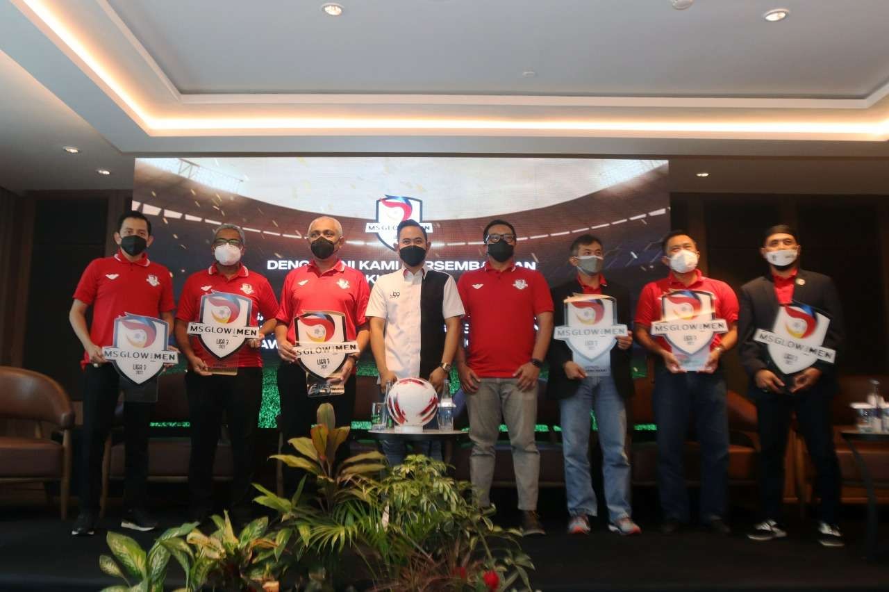 Ketua Asprov PSSI se-Jawa bersama Gilang Widya Pramana selaku Co-Founder MS Glow (putih-hitam). (Foto: Istimewa)