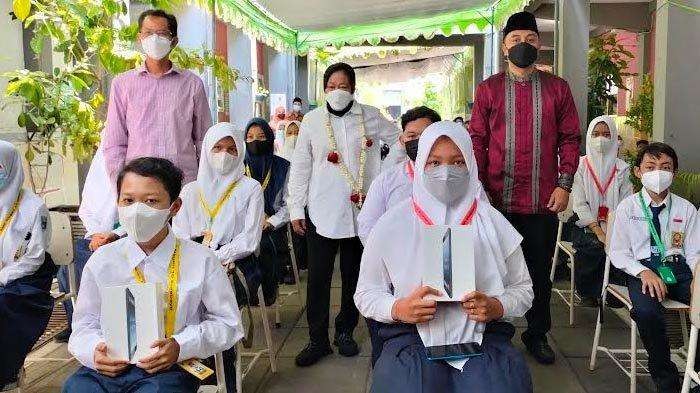 Siswa di bekas lokalisasi Dolly Surabaya mendapat bantuan gadget. (Foto: Dok Humas)