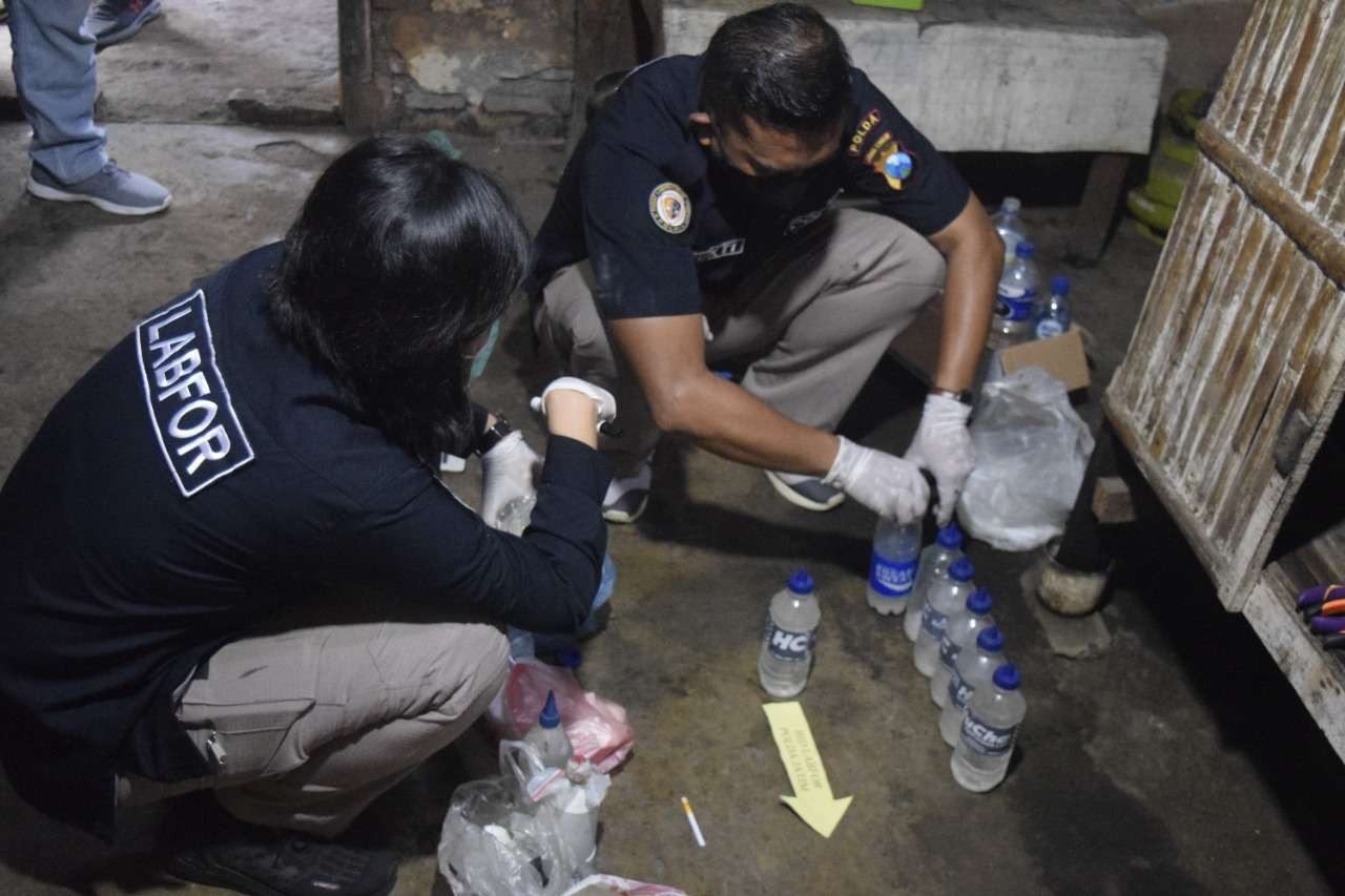 Tim Labfor Polda Jatim mengambil sampel untuk diuji Laboratorium  (Foto: Istimewa)