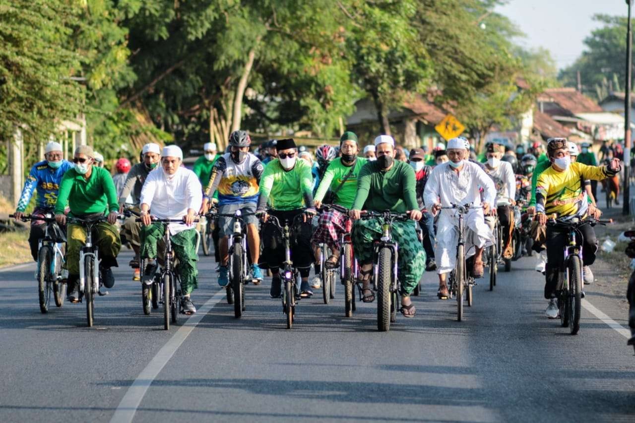 Walikota, kiai, santri, dan warga Probolinggo gowes bersarung memperingati HSN. (Foto: Ikhsan Mahmudi/Ngopibareng.id)