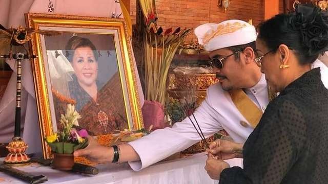 Sumawati Soekarnoputri sempat melakukan ritual agama Hindu ketika berada di Bali meski belum secara resmi pindah agama. (Foto: Istimewa)