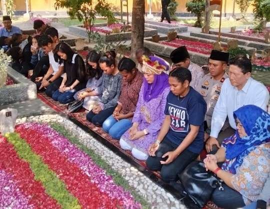 Zanuba Arifah Chafsoh-Rahman alias Yenny Wahid saat bersama para aktivis GusDurian Ziarah ke Makam Gus Dur. (Foto: Istimewa)