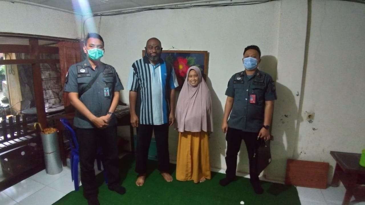 Salah satu orang asing yang didata Kanwil Kemenkumham Jatim. (Foto: Kanwil Kemenkumham Jatim)