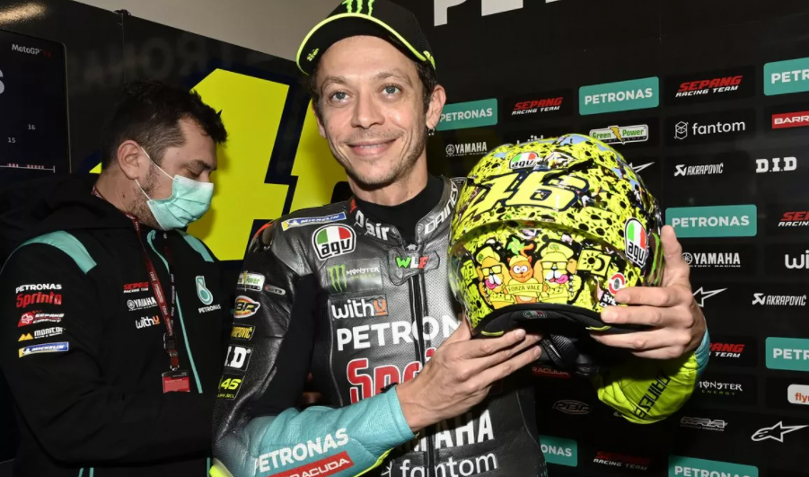 Valentino Rossi pamer desain helm spesial untuk balapan di seri MotoGP Emilia Romagna. (Foto: Twitter @motoGP)