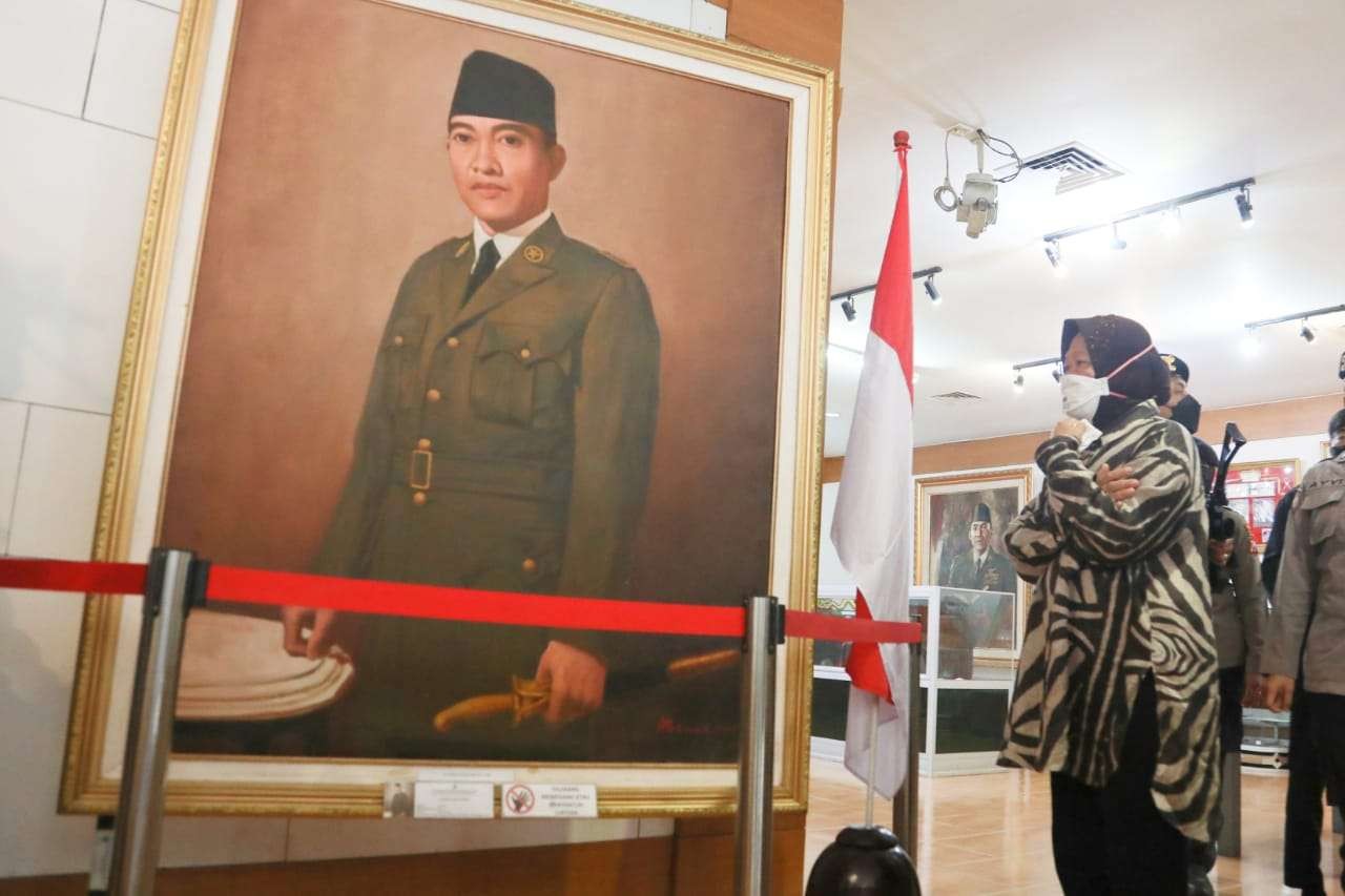 Menteri Sosial Tri Rismaharini menyempatkan diri melihat lihat koleksi foto-foto Bung Karno di Perpustakaan Bung Karno,  Minggu, 24 Oktober 2021 di Kelurahan Bendogerit, Kecamatan Sanan Wetan, Kota Blitar. (Foto: Choirul Anam/Ngopibareng.id)