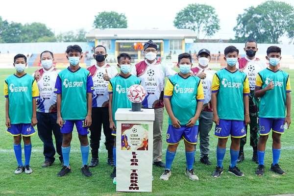 Walikota Pasuruan, Saifullah Yusuf (Gus Ipul) resmi membuka Liga Tarkam (antar kampung) golek sehat golek seneng di Stadion Untung Suropati, Kota Pasuruan, Minggu 24 September petang. (Foto: Istimewa)