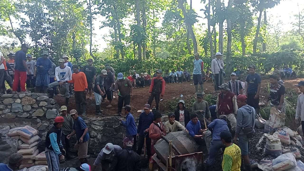 Puluhan warga sedang kerja bakti membangun jembatan dari dana secara swadaya (Foto: Istimewa)