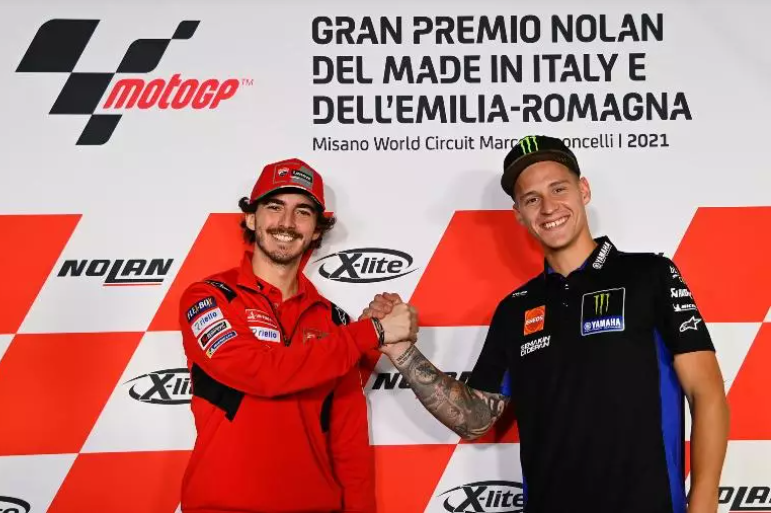 Francesco Bagnaia bersalaman dengan pesaing terberatnya Fabio Quartararo pada konferensi pers jelang MotoGP Emilia Romagna 2021 di Sirkuit Misano (Foto: MotoGP)