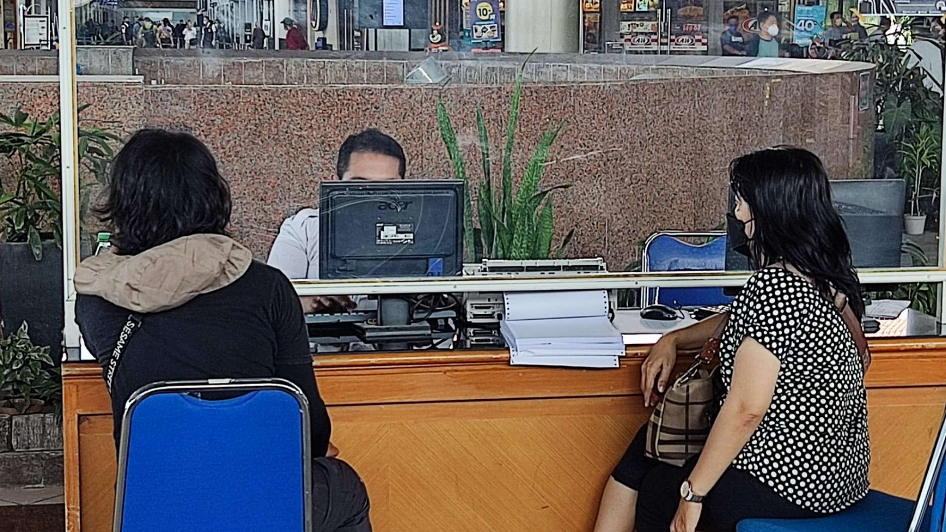 Beberapa penumpang pesawat melakukan reshcedule akibat perubahan kebijakan di Bandara Internasional Juanda, Sidoarjo, Minggu 24 Oktober 2021. (Foto: Fariz Yarbo/Ngopibareng.id)