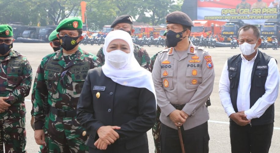 Gubernur Jatim, Khofifah Indar Parawansa saat siapkan personel siaga bencana. (Foto: Dok. Humas Pemprov Jatim)