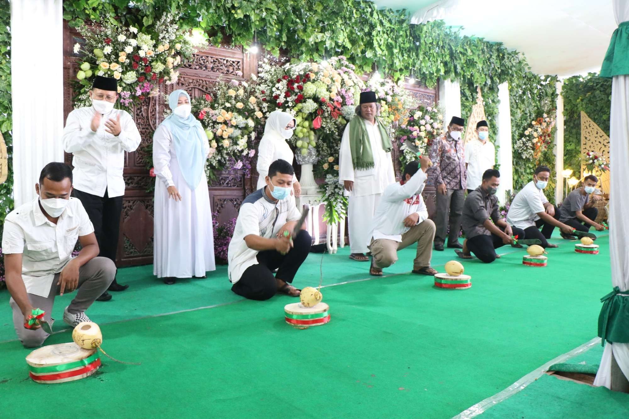 Prosesi pecah cengkir dalam rangka Tingkeban Massal di pendopo kabupaten. (Foto: Istimewa)