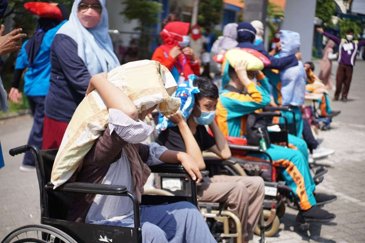 SLB YPAC Surabaya edukasi bersama Tim Satuan Pendidikan Aman Bencana (SPAB) Sekber Relawan Penanggulangan Bencana (SRPB) Jatim dan BPBD Jatim. (Foto: Istimewa)